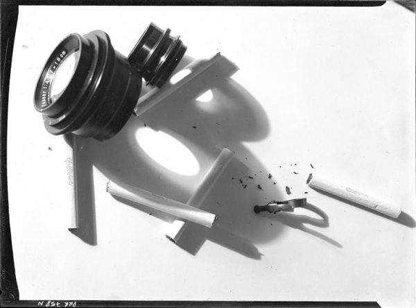 Nature morte à l'objectif photographique et aux cigarettes