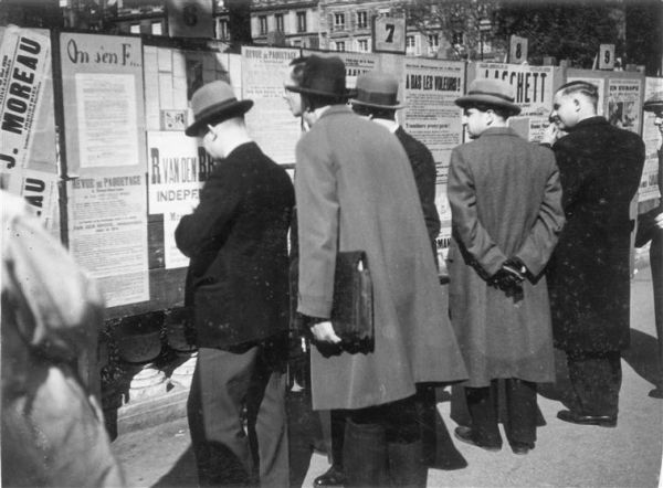 Badauds devant les panneaux d'affichage des élections municipales