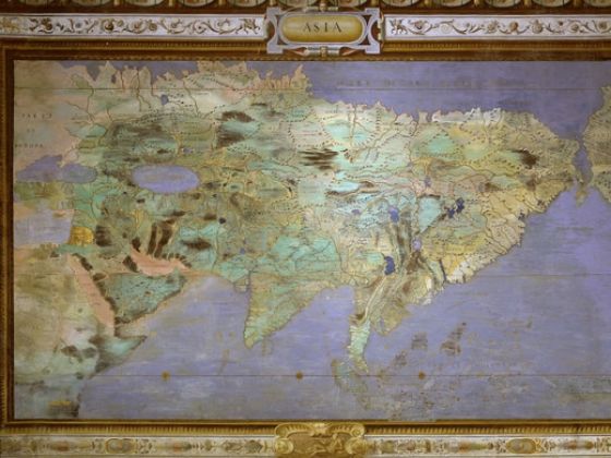 Fresque d'une carte du monde (Asie) située dans le hall