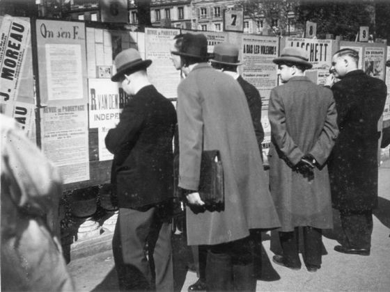 Badauds devant les panneaux d'affichage des élections municipales