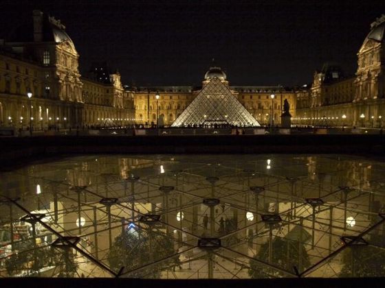Palais du Louvre. Rond-point du Carrousel - Pyramide inversée