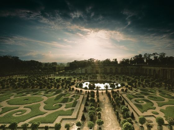 Vue de l'Orangerie du châteaux de Versailles et de Trianon : bassin au fond pièce d'eau des Suisses