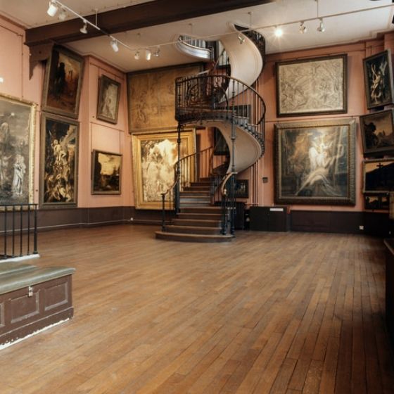 Vue du grand atelier du 2e étage avec l'escalier en spirale construit par Albert Lafon en 1895.